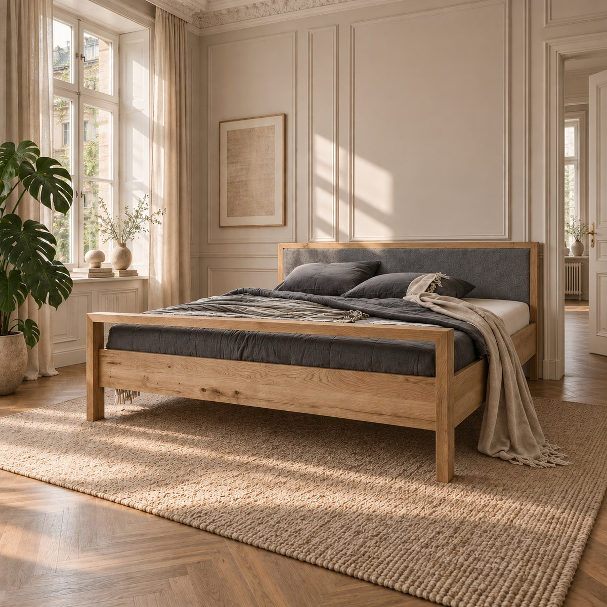 Freja timmermansbedframe in massief eikenhout met hoog voetbord en grijze wol op het hoofdbord – Natuurlijke olie